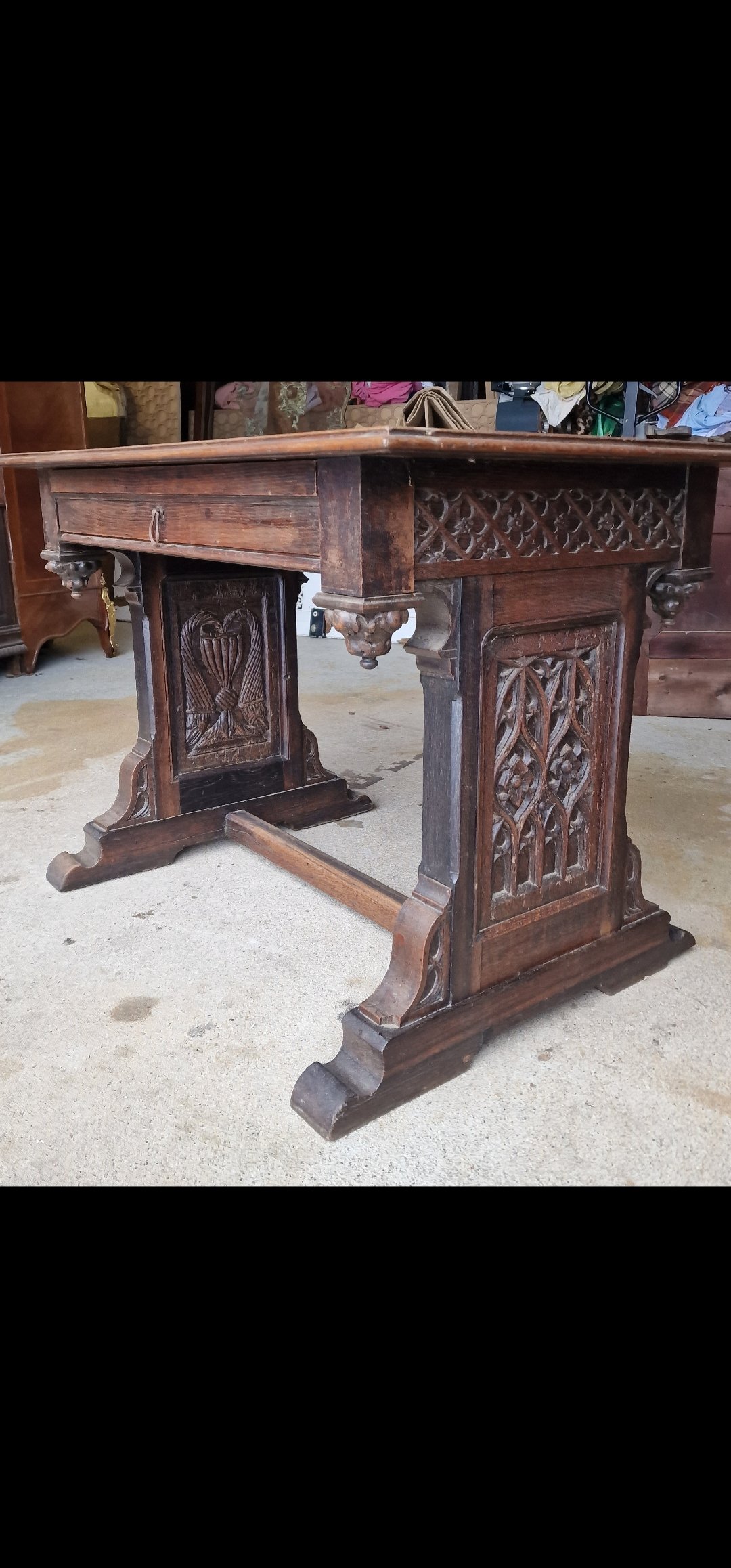 19.77.15   /   Gotikinis stalas